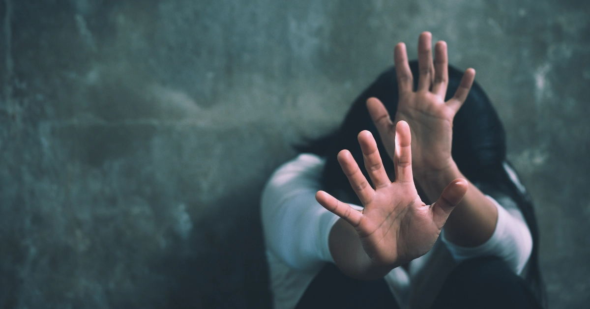 hand out to shelter the abuse